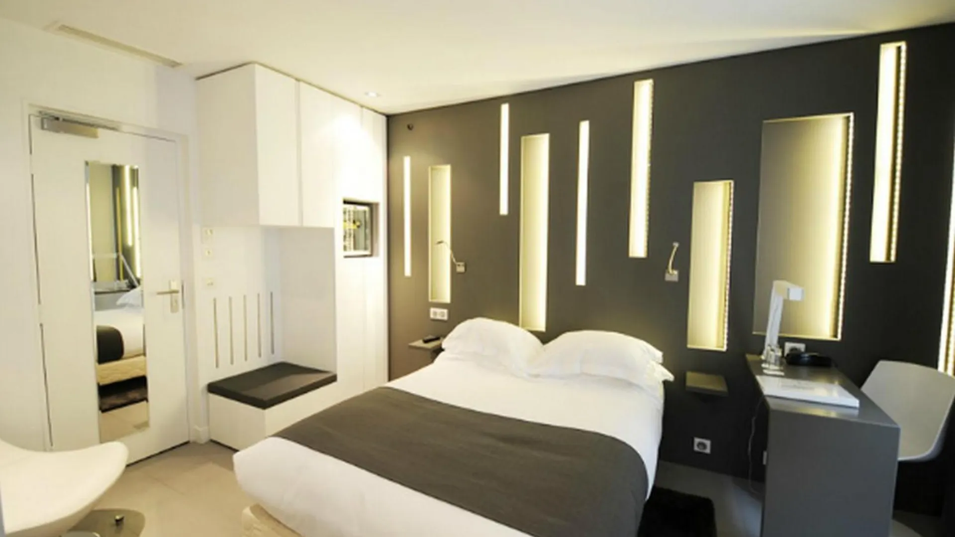 Hotel Arc De Triomphe Etoile 4*