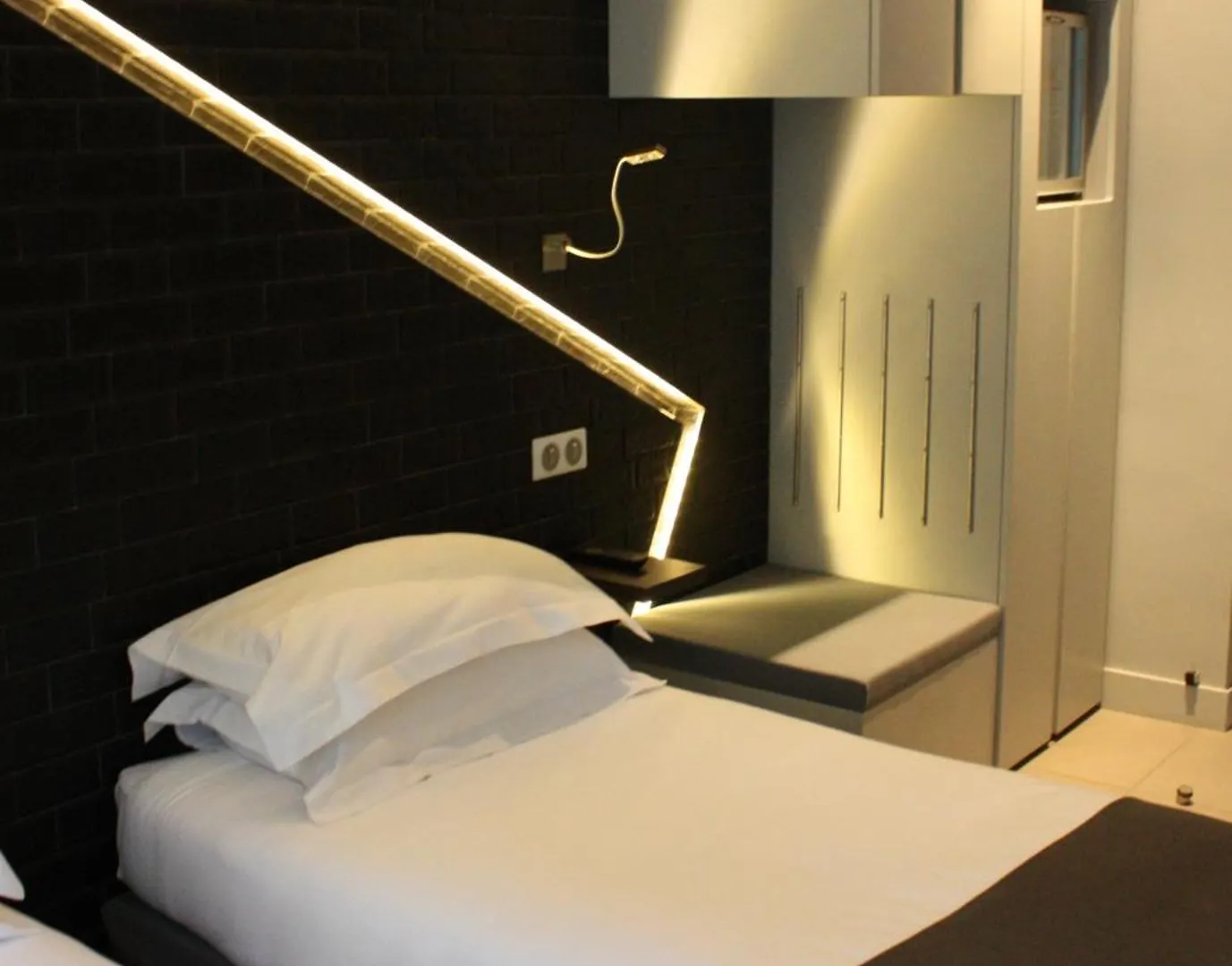 Hotel Arc De Triomphe Etoile 4*
