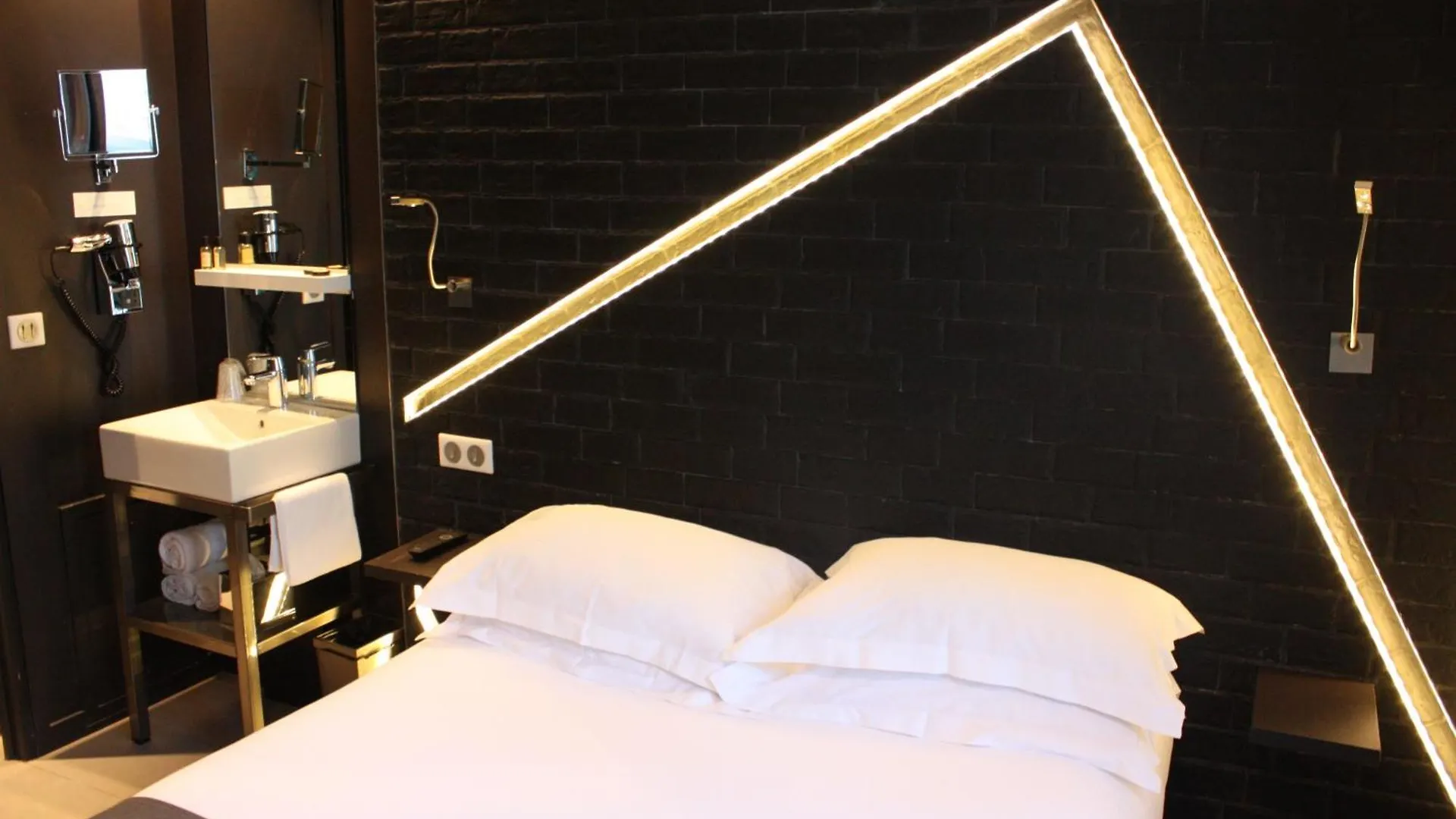 Hotel Arc De Triomphe Etoile 4*
