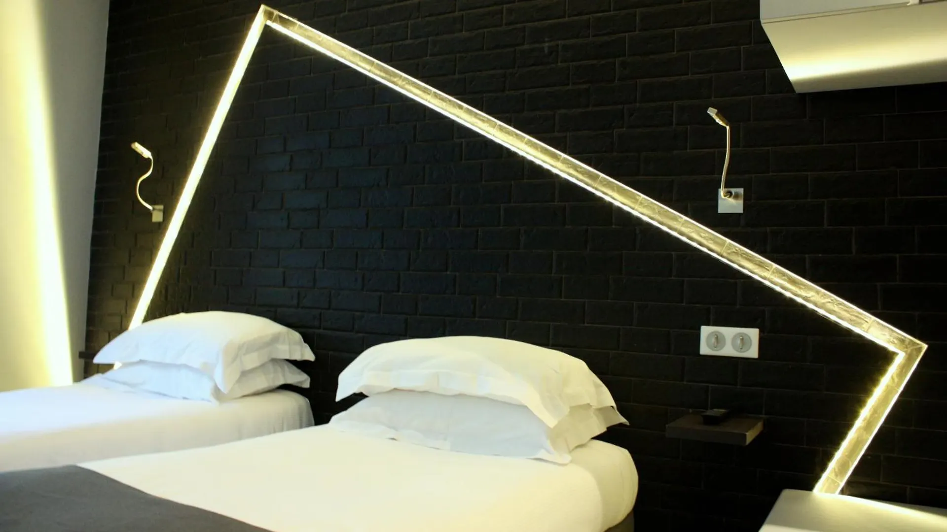 Hotel Arc De Triomphe Etoile 4*